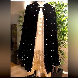 VINTAGE STYLE VELVET BLACK CAPE WITH PEARLS